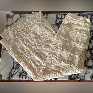 American Eagle Outfitters Cream lined Lace Skirt. Elastic waist. SZ XS